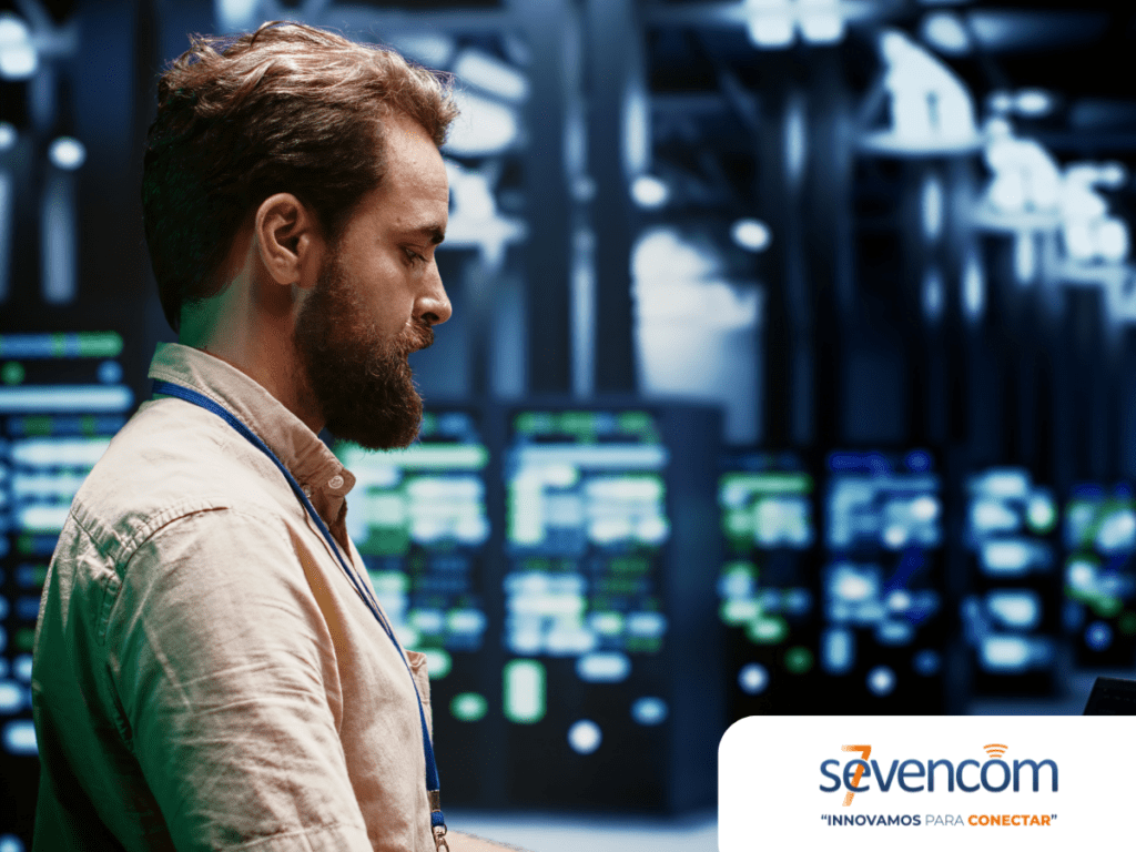 Persona administrando un Micro Data Center en funcionamiento.